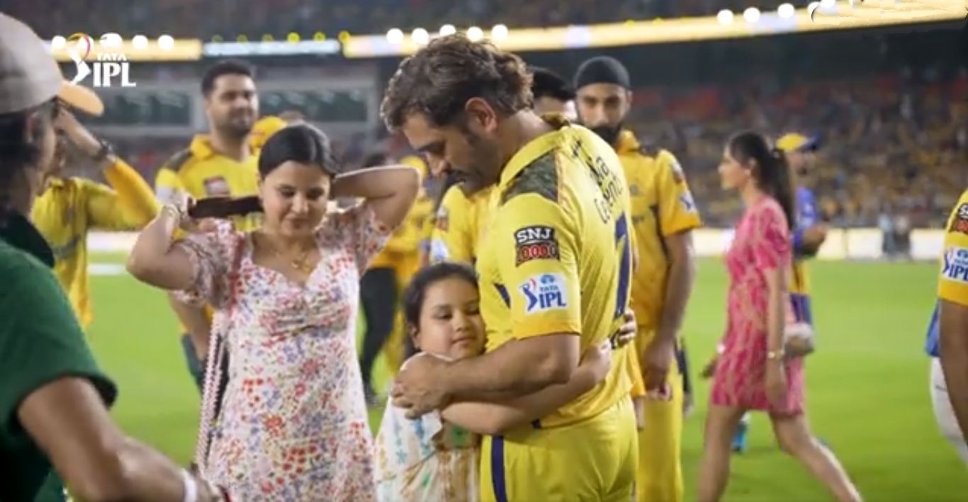 Ziva hugs her dad after Chennai’s fifth IPL triumph. (Pic: iplt20.com)