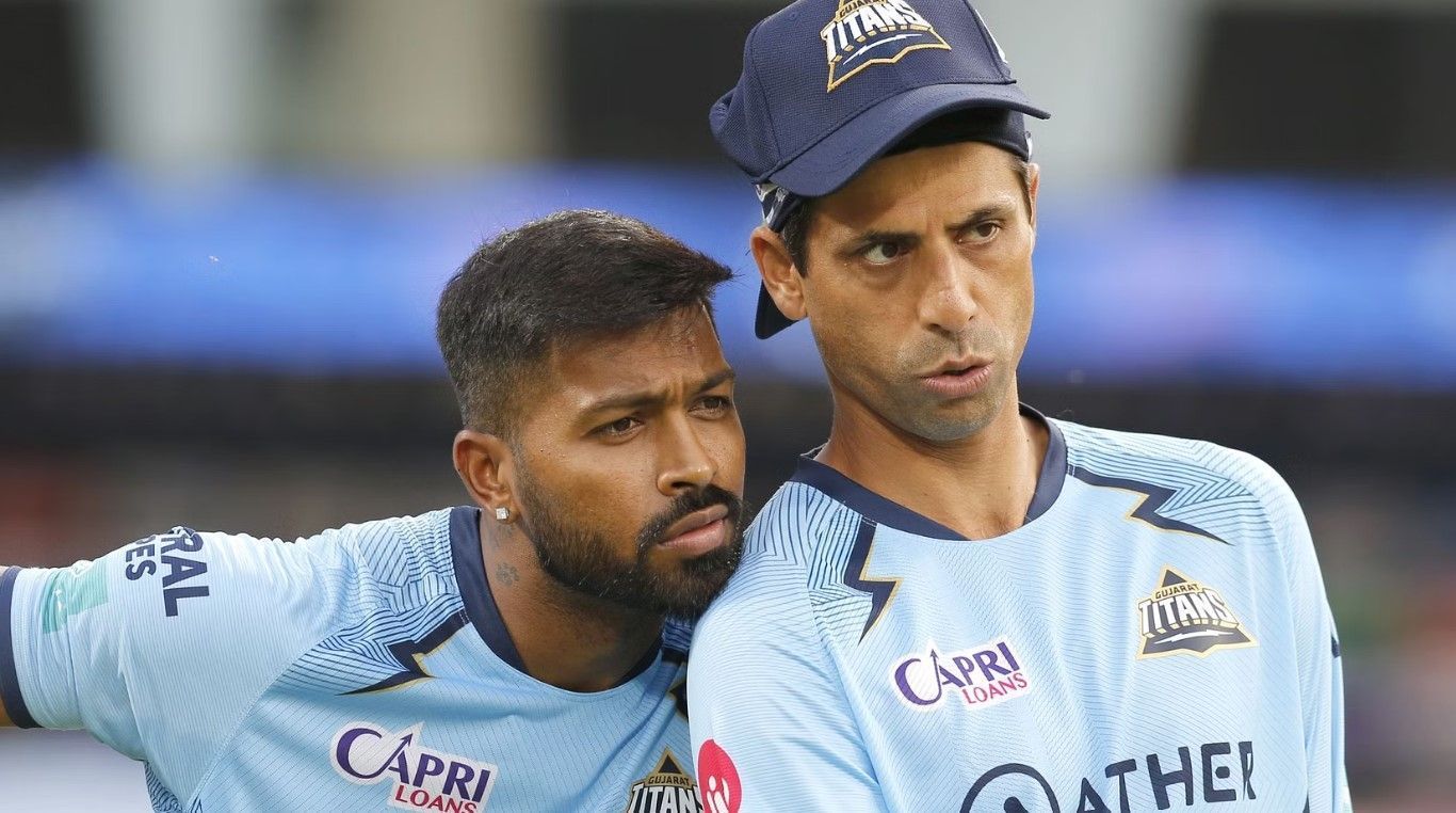 GT coach Ashish Nehra and captain Hardik Pandya (P.C.:iplt20.com)