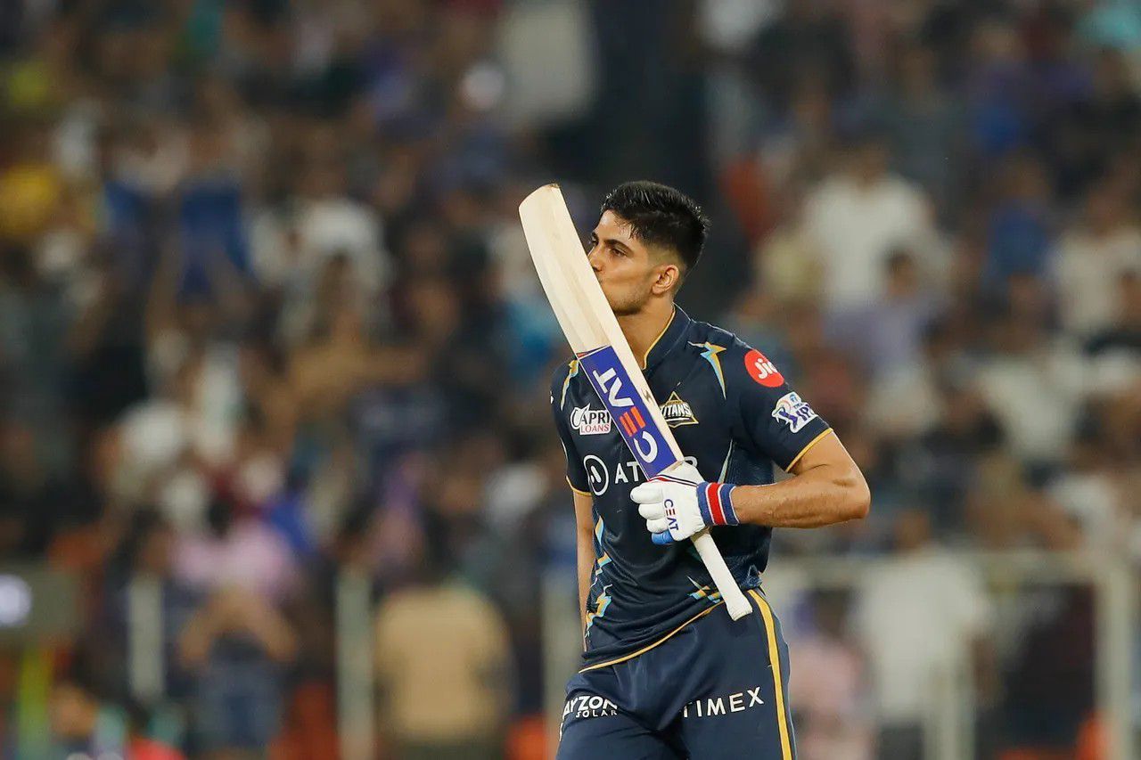 Shubman Gill kissing his bat after the phenomenal century [IPLT20]