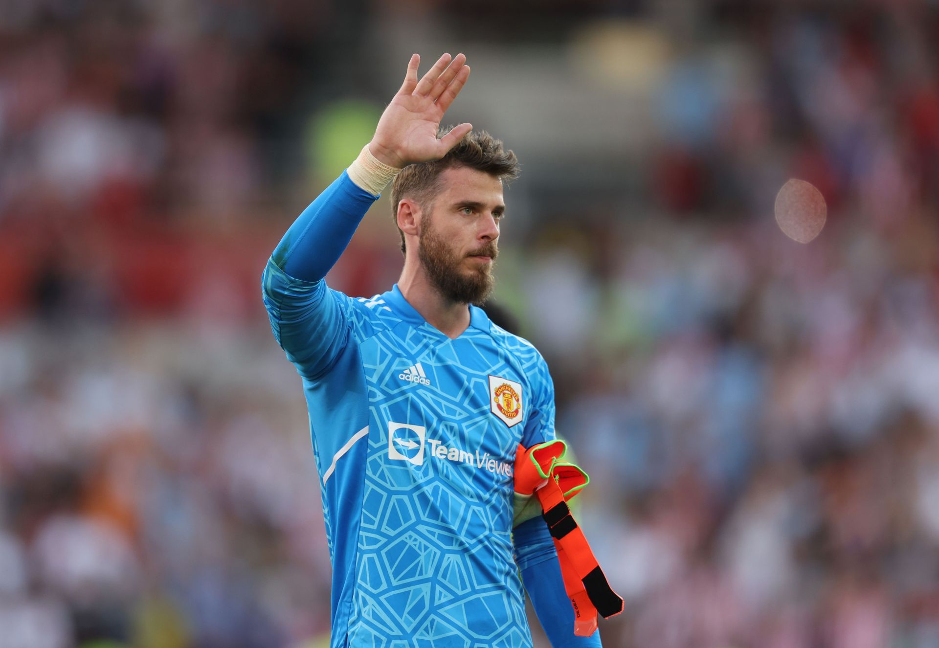 David de Gea acknowledges United fans after the defeat against Brentford FC