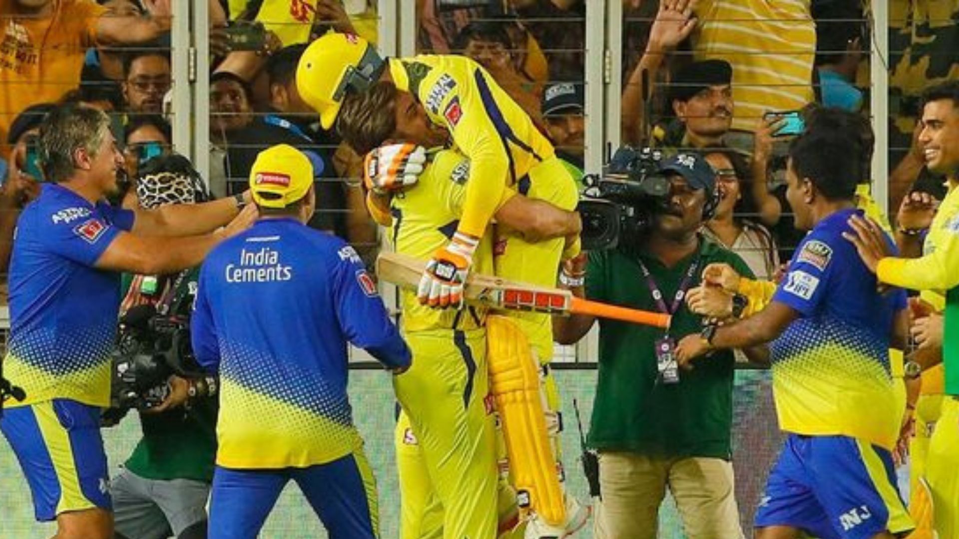 MS Dhoni lifts Jadeja after the latter hit the winning runs to win the 5th IPL title for CSK. 
