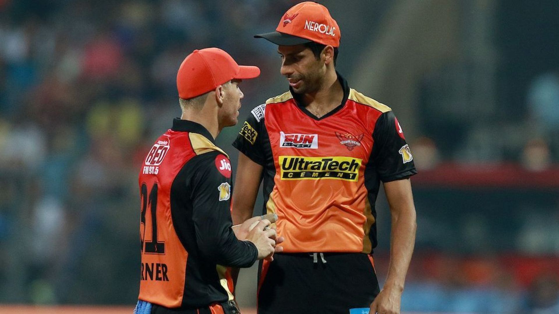 David Warner (L) and Ashish Nehra in action for SRH (P.C.:Twitter)