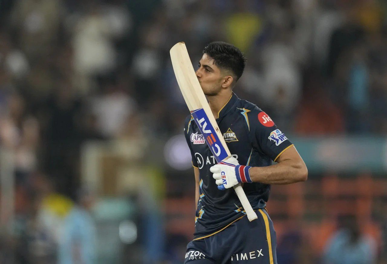 Shubman Gill kissing his bat after a 100 vs MI [IPLT20]