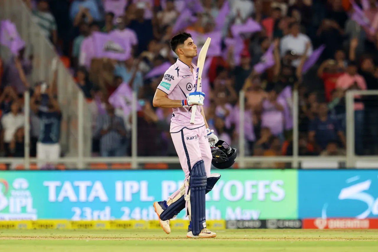 Shubman Gill kissing his bat after the century [IPLT20].