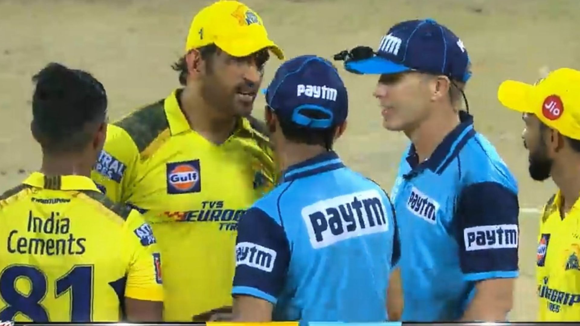 MS Dhoni had a long discussion with the umpires about Matheesha Pathirana not beign allowed to bowl (P.C.:Jio Cinema)