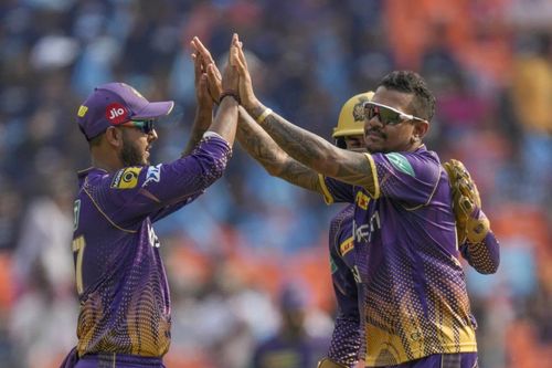 Sunil Narine celebrating with his KKR teammates [IPLT20]