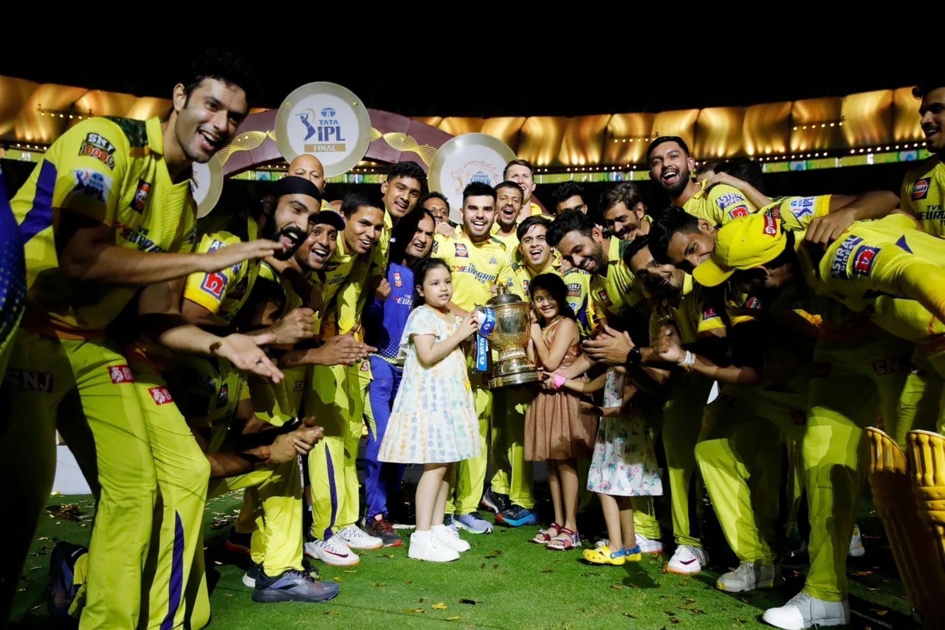 MS Dhoni’s daughter Ziva poses with CSK players. (Pic: @ChennaiIPL/ Twitter)