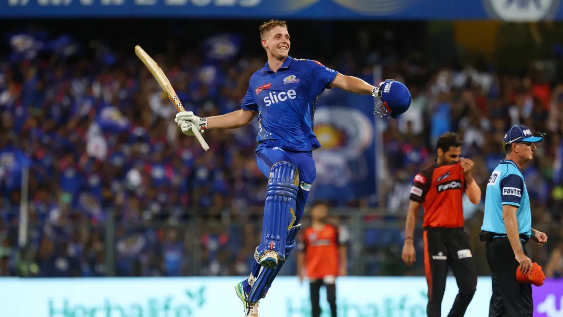 Cameron Green celebrates after reaching his maiden IPL hundred (P.C.:iplt20.com)