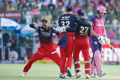 Virat Kohli celebrating with his teammates [IPLT20]