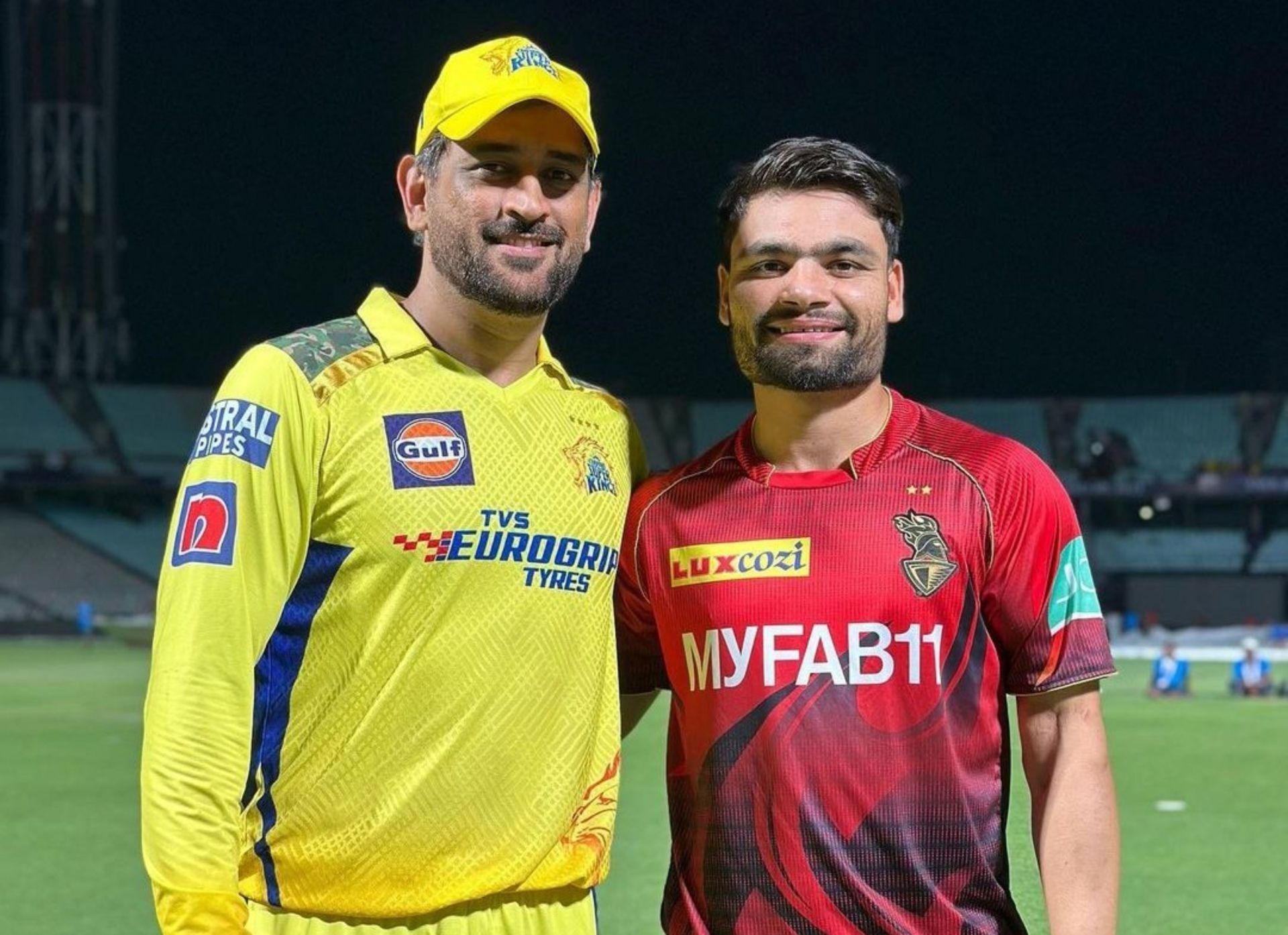 MS Dhoni posing with KKR batter Rinku Singh. 