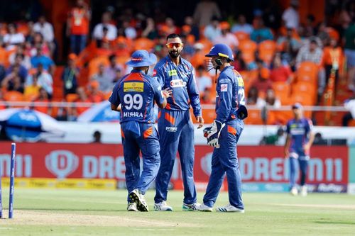 Krunal Pandya celebrating with his teammates [IPLT20]