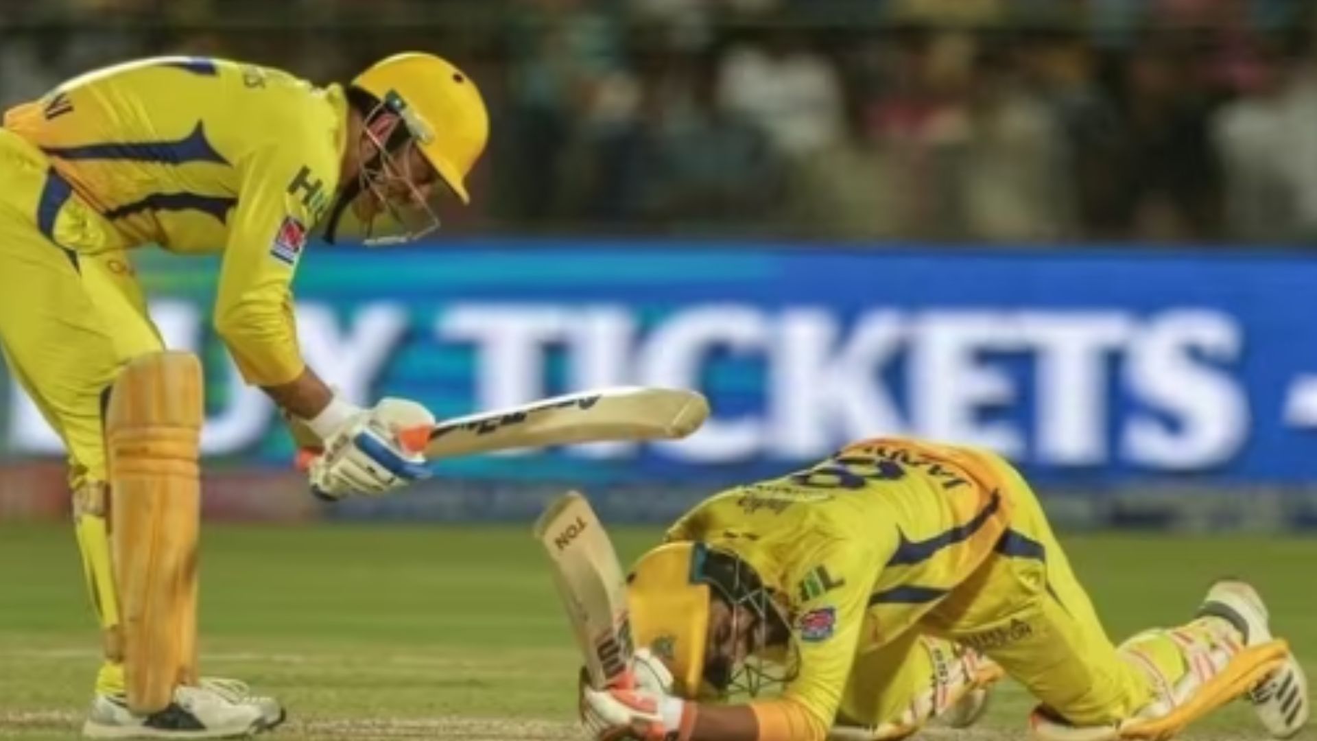 Dhoni jokingly taps Jadeja on the helmet with his bat after the latter struck an amazing shot.