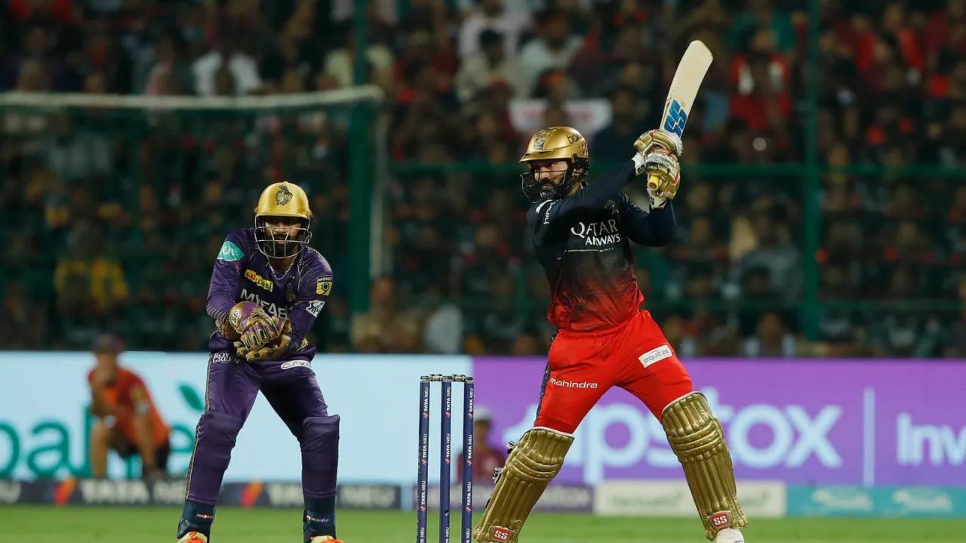 Irfan Pathan feels inconsistency of players like Dinesh Karthik (R) is costing RCB big time (P.C.:iplt20.com)