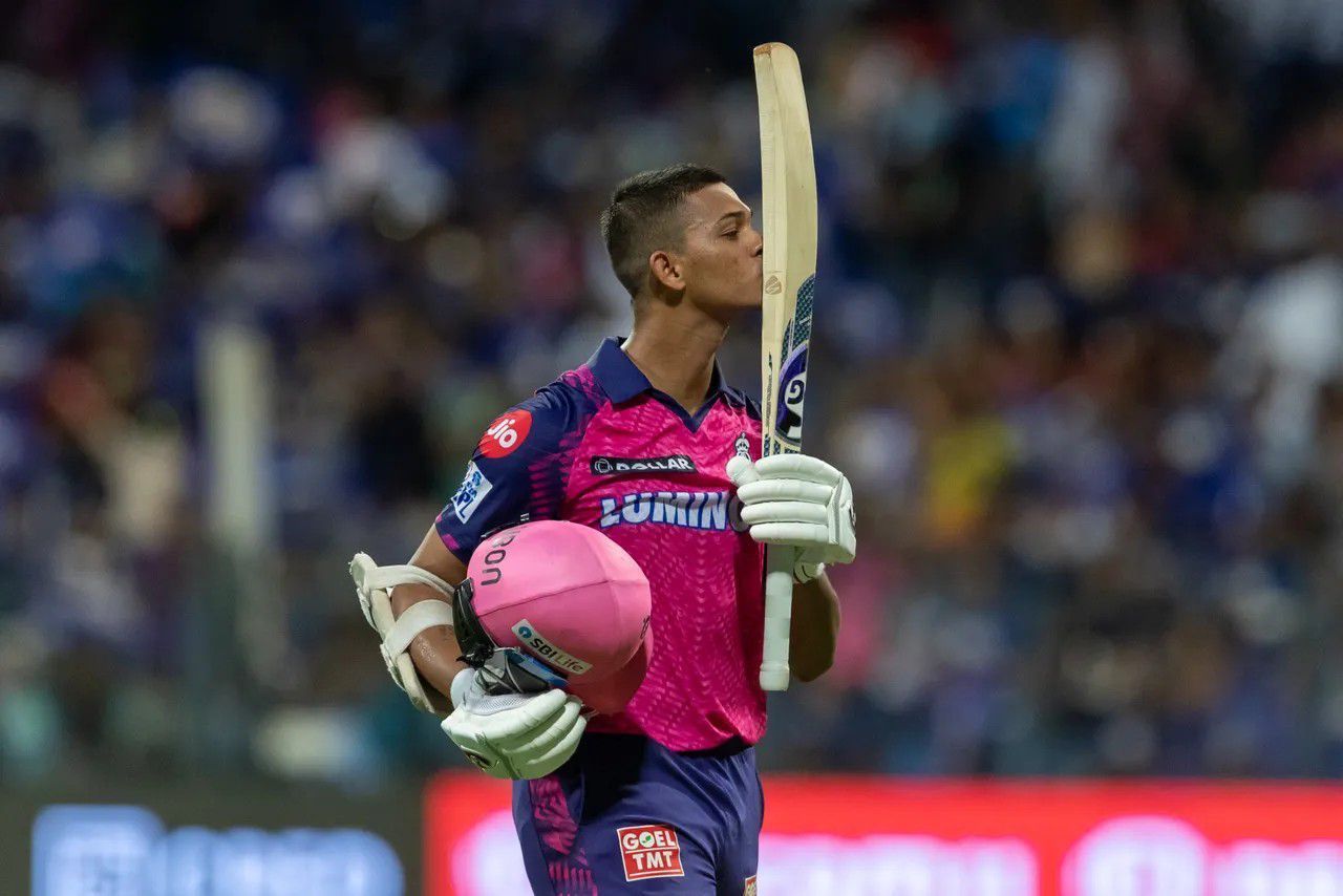 Yashasvi Jaiswal kissing his bat after a ton vs MI [IPLT20]