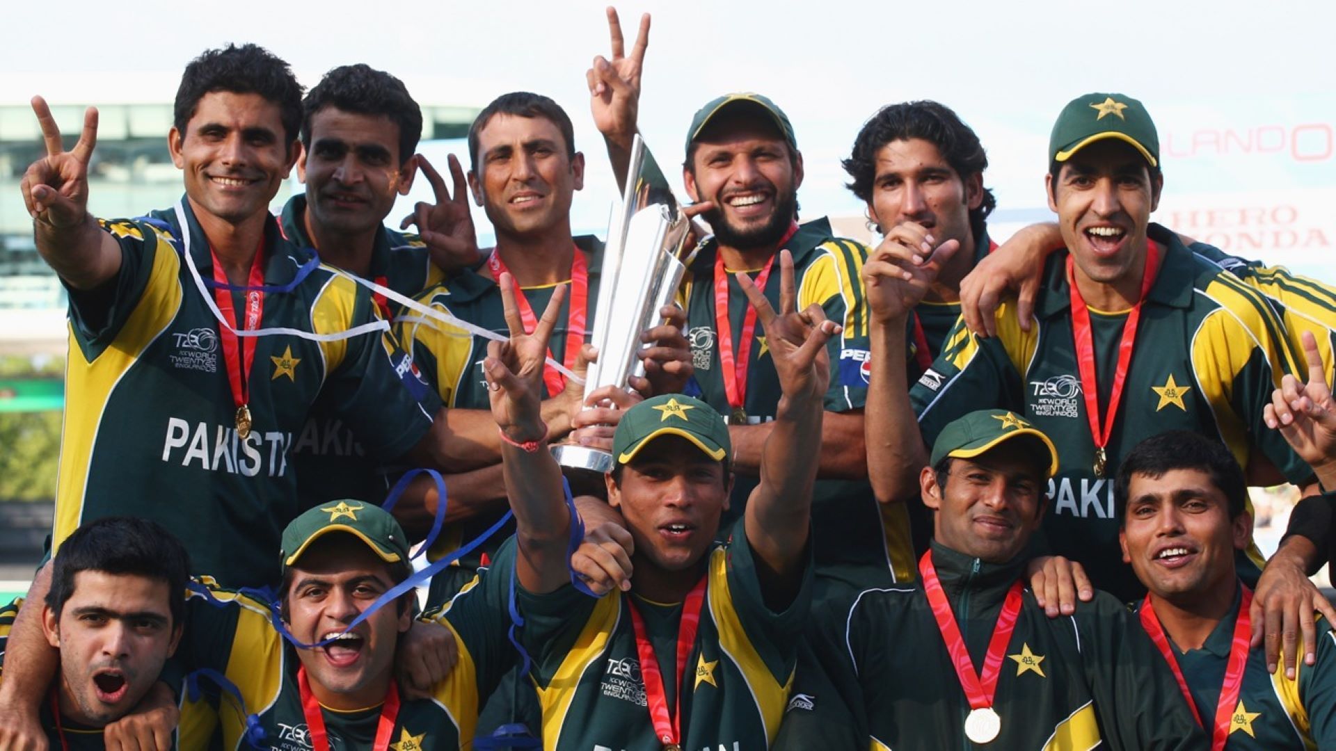 Pakistan players rejoice after the 2009 T20 World Cup triumph