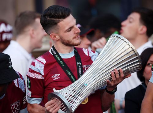 Declan Rice is urged to join Erik ten Hag's side.