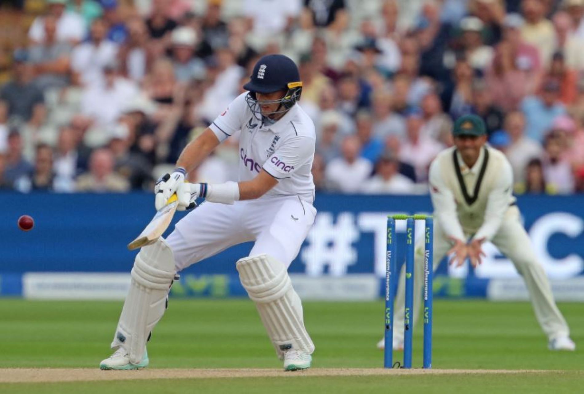 Joe Root playing the reverse scoop to start Day 4