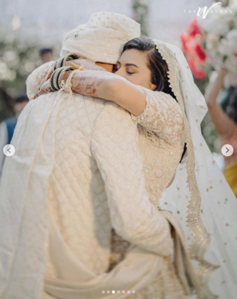 The couple share a hug. Pic: @theweddingstory_official