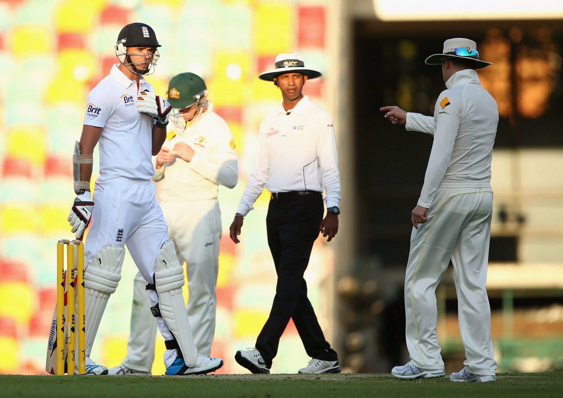 James Anderson (left) talks to Michael Clarke during day four of the 2013-14 Gabba Test. (Pic: Getty Images)