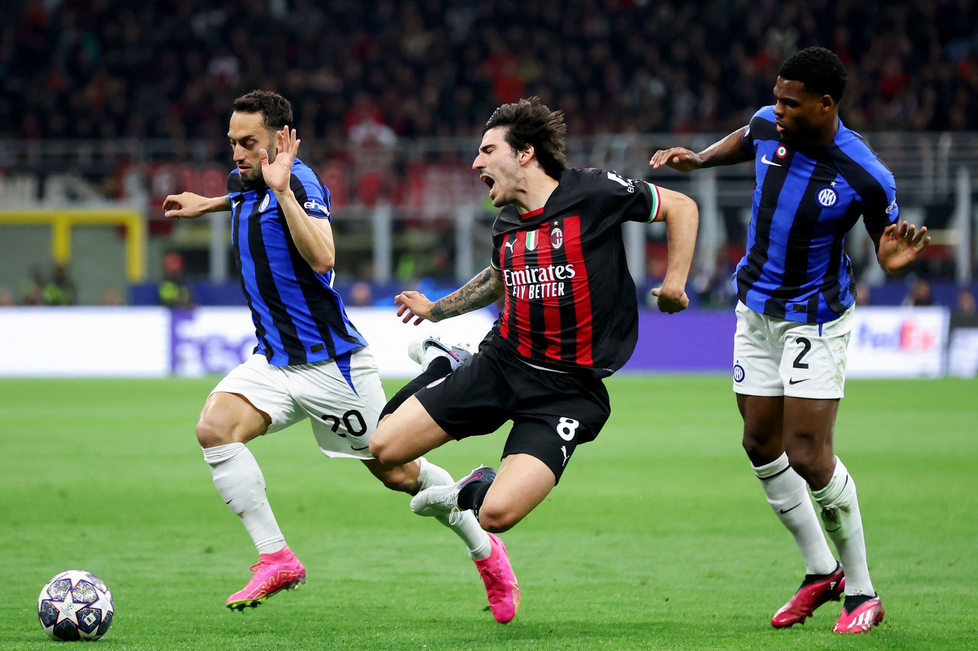 AC Milan v FC Internazionale: Semi-Final First Leg - UEFA Champions League