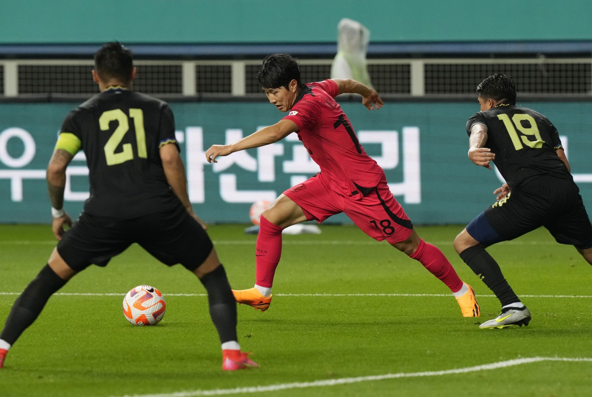 Kang-in Lee has arrived at the Parc des Princes.