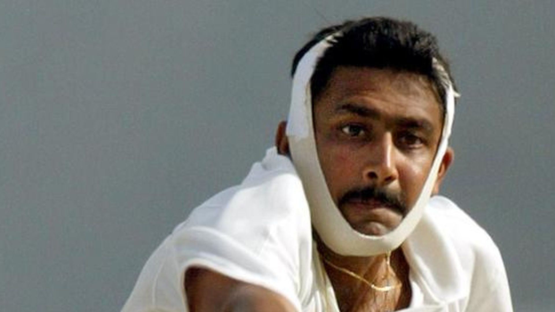 Anil Kumble bowling with a broken jaw (P.C.:Twitter)