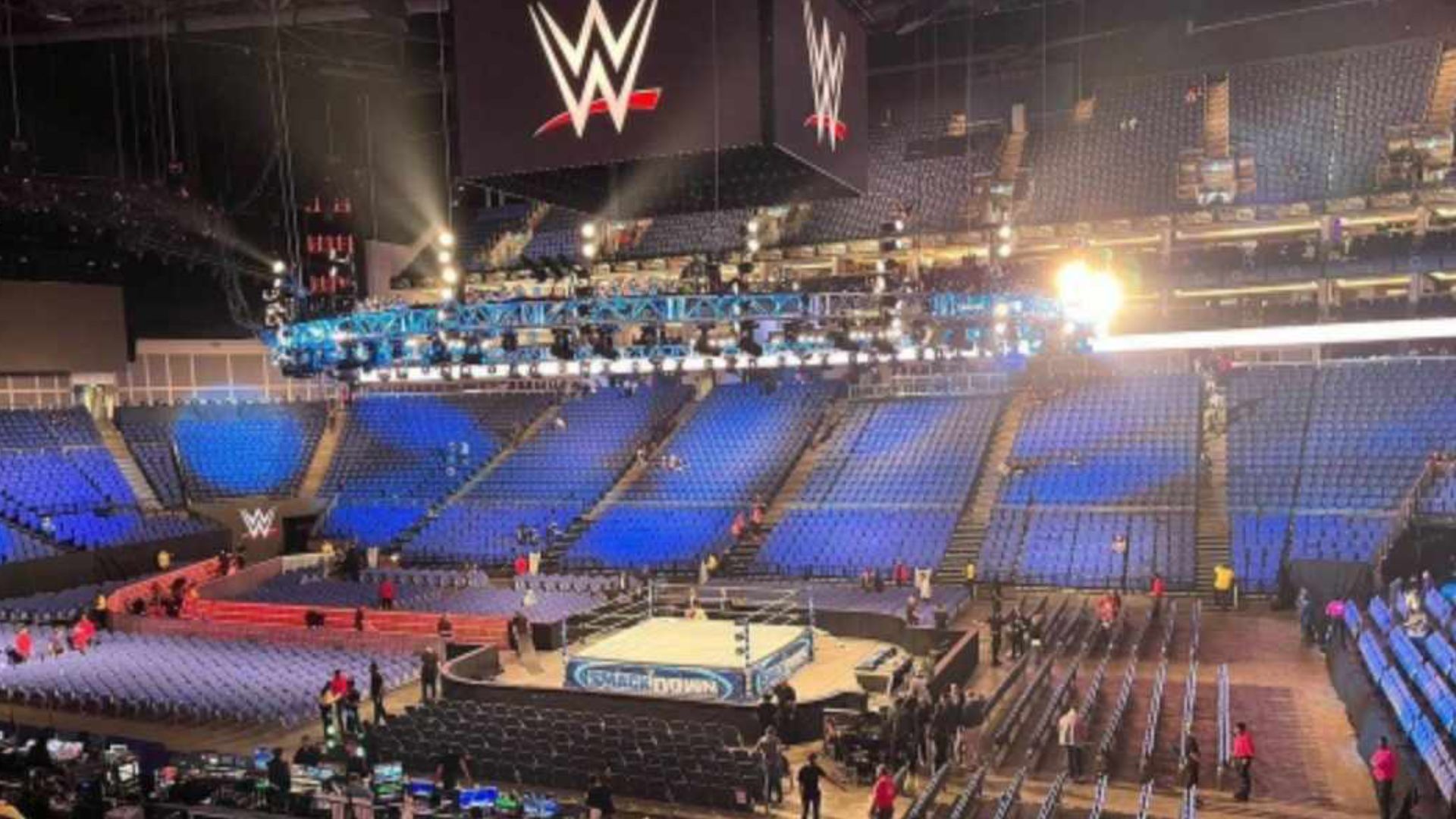 SmackDown arena. Image Credits: Instagram - @wwesinsguy