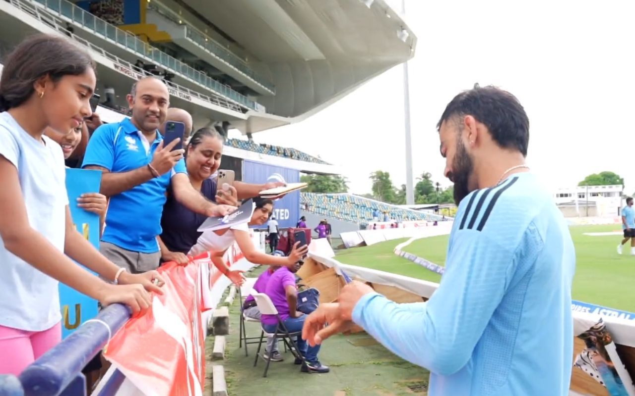 विराट कोहली ने जीता नन्ही फैन का दिल (Photo Courtesy: BCCI Instagram) 