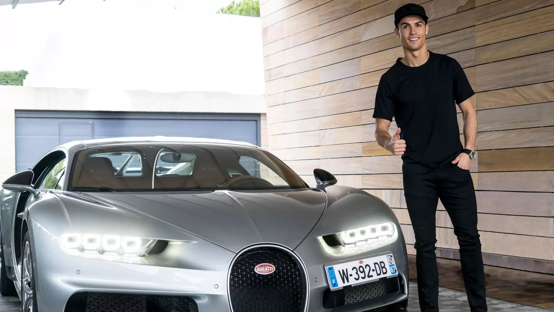 Cristiano Ronaldo with his Bugatti (Picture credits: Bugatti&#039;s official website)