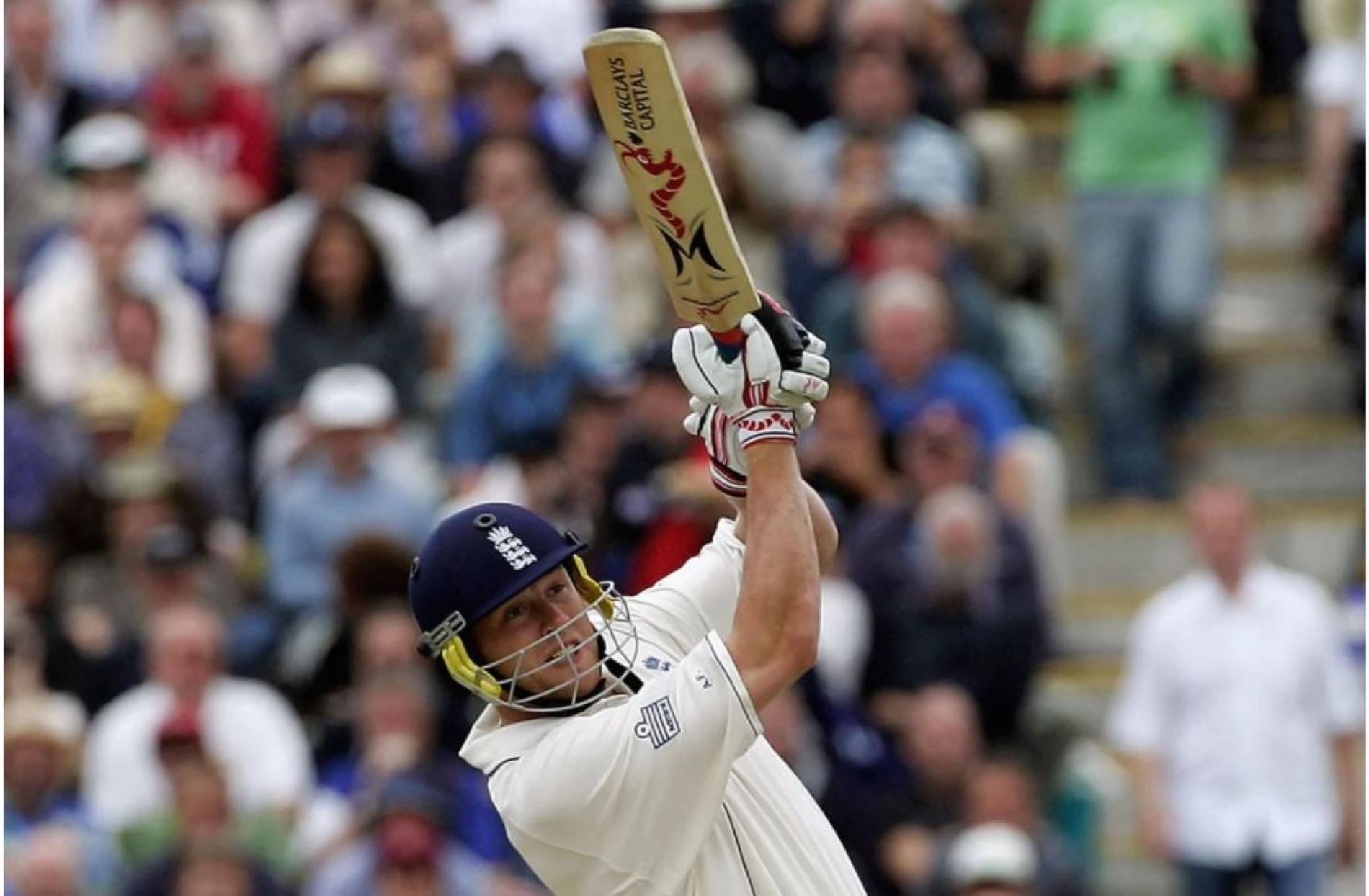 Andrew Flintoff smashed the Aussie bowlers on Day 1 to take England past 400