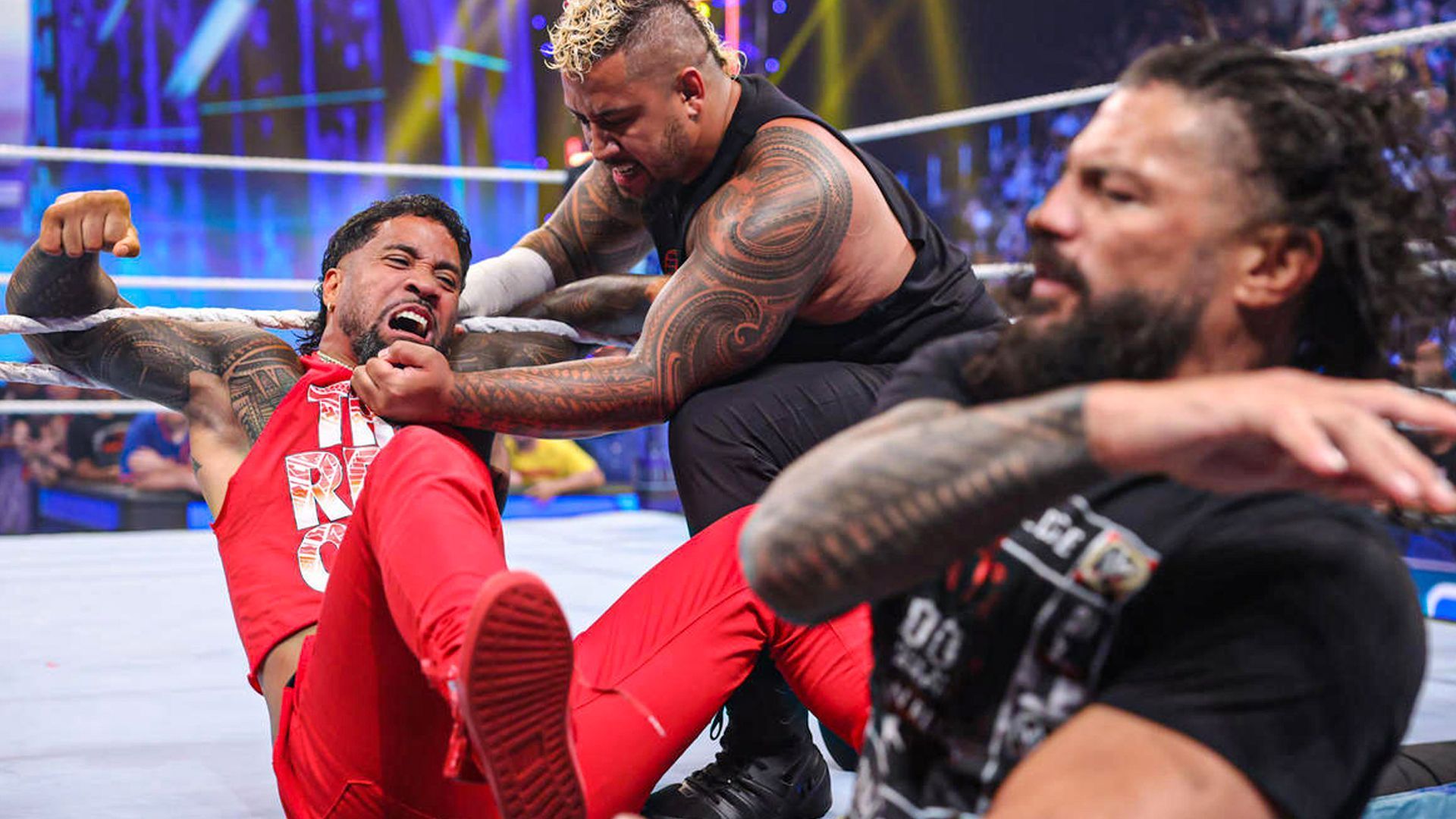 Solo and Reigns destroyed Usos on SmackDown.