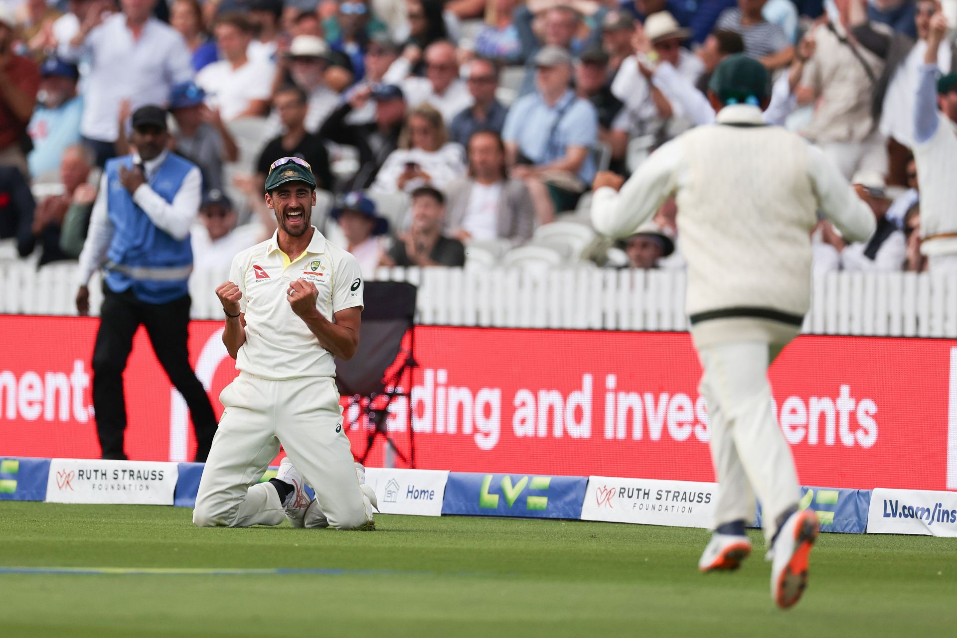 Mitchell Starc’s catch of Ben Duckett was ruled not out. (Pic: Getty Images)