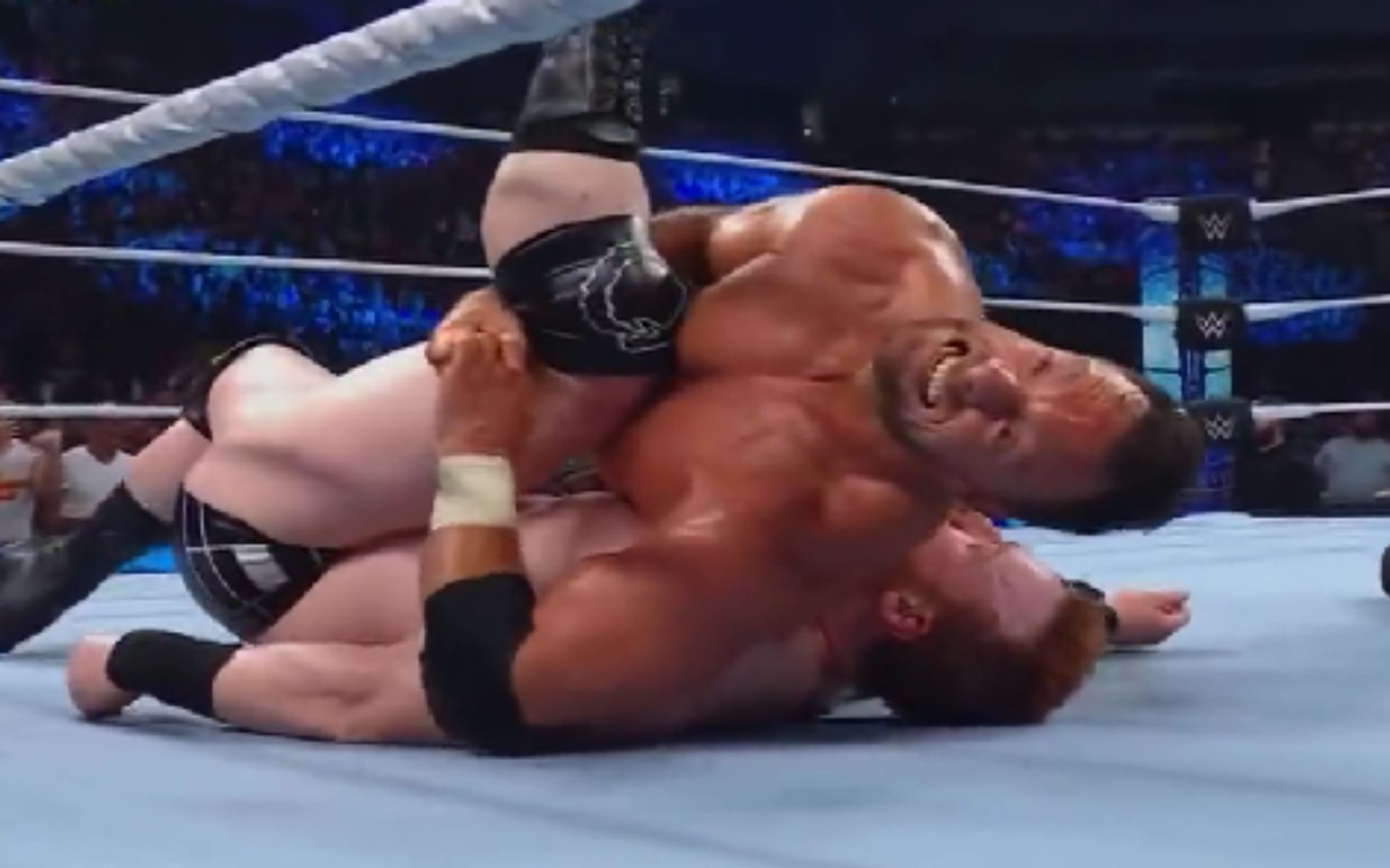 LA Knight pins Sheamus for the win on SmackDown