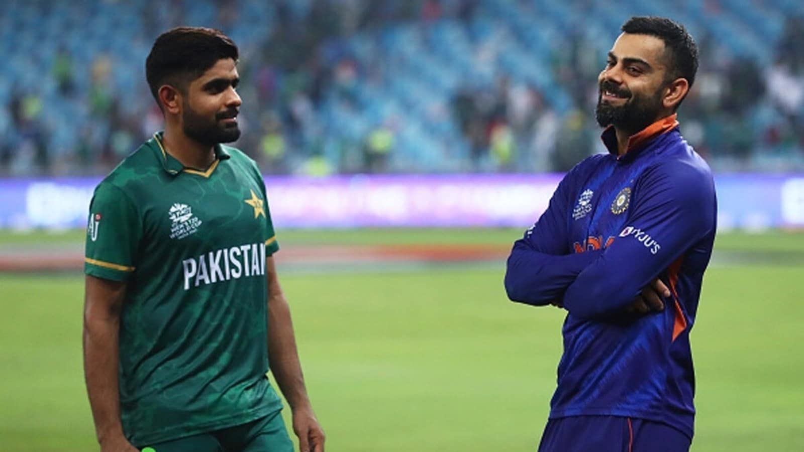 Babar Azam (L) and Virat Kohli.