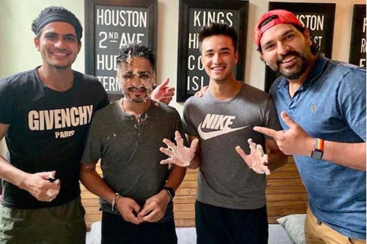 Shubman Gill, Prabhsimran Singh, and Abhishek Sharma too coaching from Yuvraj Singh (R) during the Covid-19 pandemic.