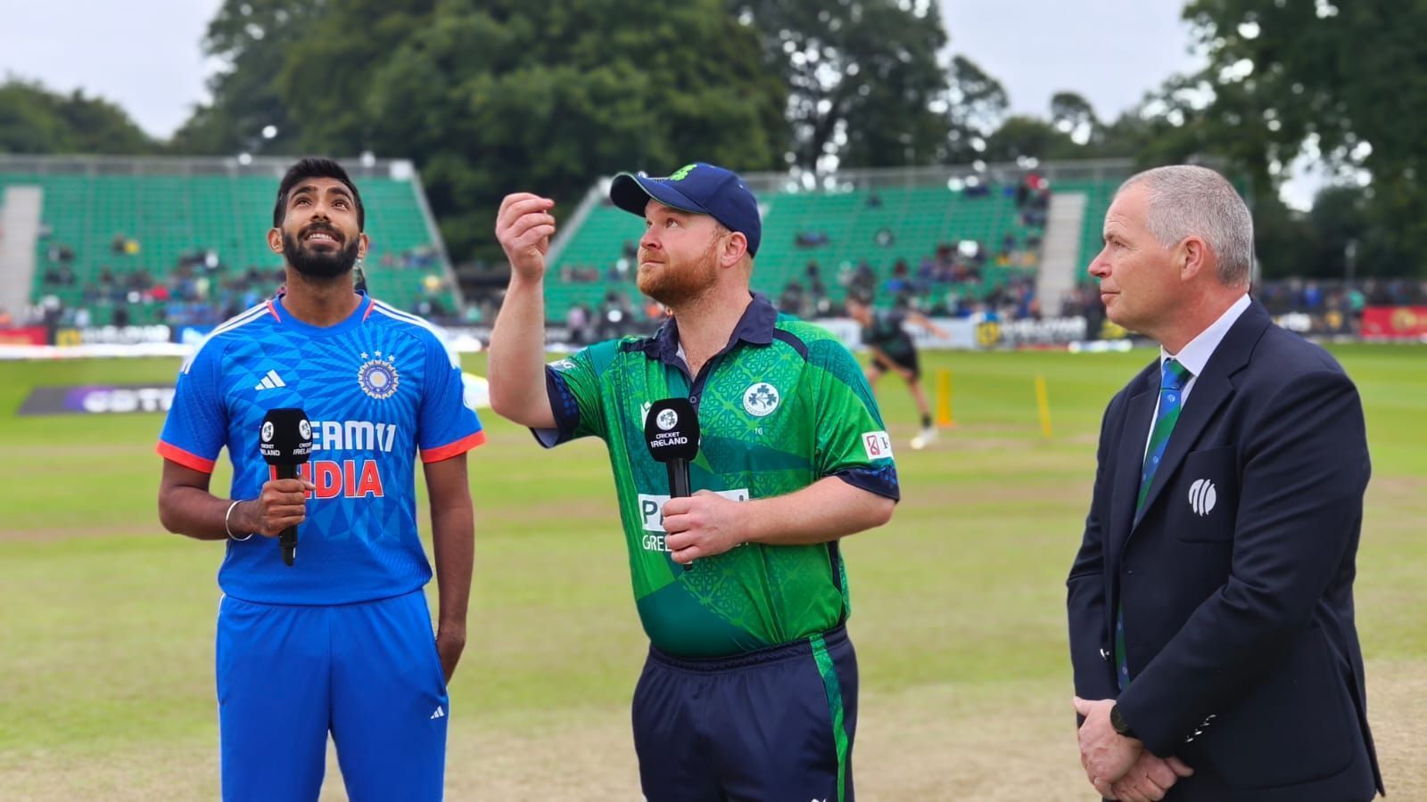 टॉस के दौरान जसप्रीत बुमराह और पॉल स्टर्लिंग (Photo Courtesy : BCCI Twitter)