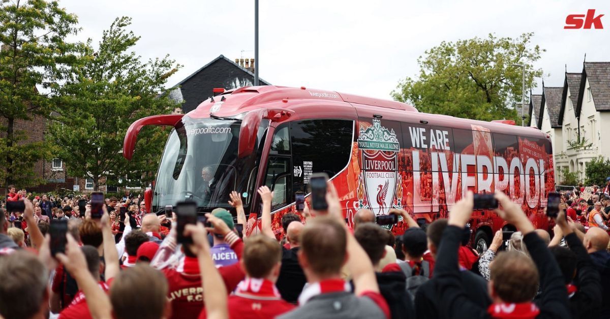 Liverpool squad paid condolences to late Everton fan. 