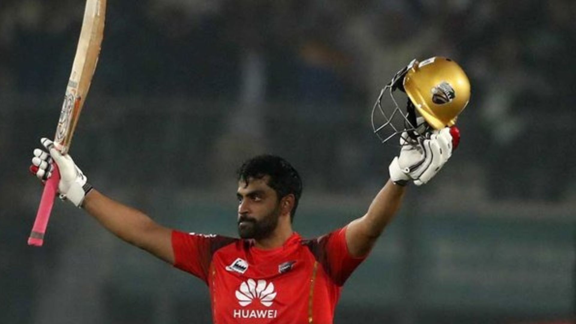 ETamim Iqbal acknowledges the crowd after getting to his century in the 2019 BPL final