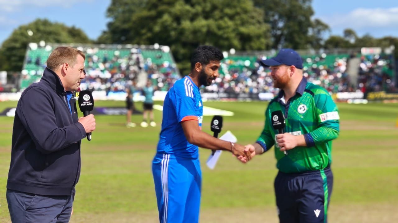 टॉस के दौरान दोनों टीमों के कप्तान (Photo Courtesy : BCCI)