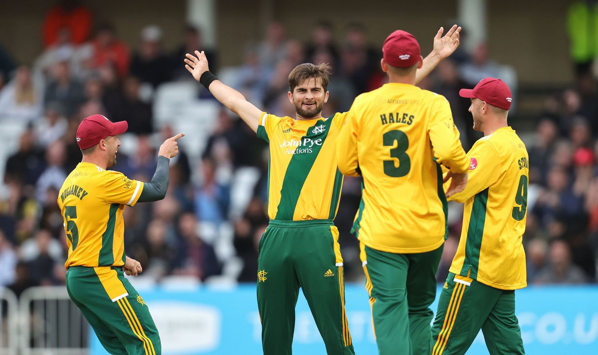 Shaheen Shah Afridi tore open the Warwickshire top order