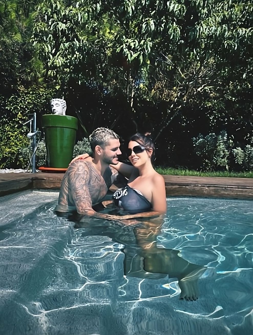 Mauro Icardi with her partner Wanda Nara in their swimming pool. (Instagram/@wanda_nara)