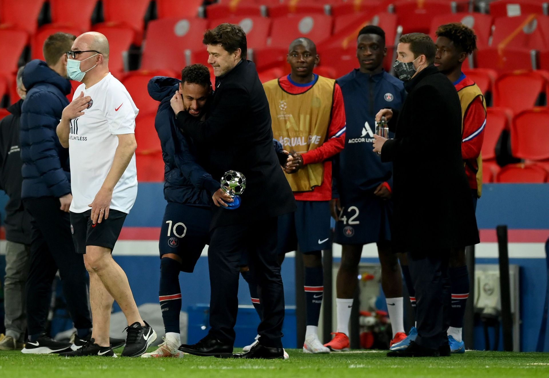 Neymar and Mauricio Pochettino (via Getty Images)