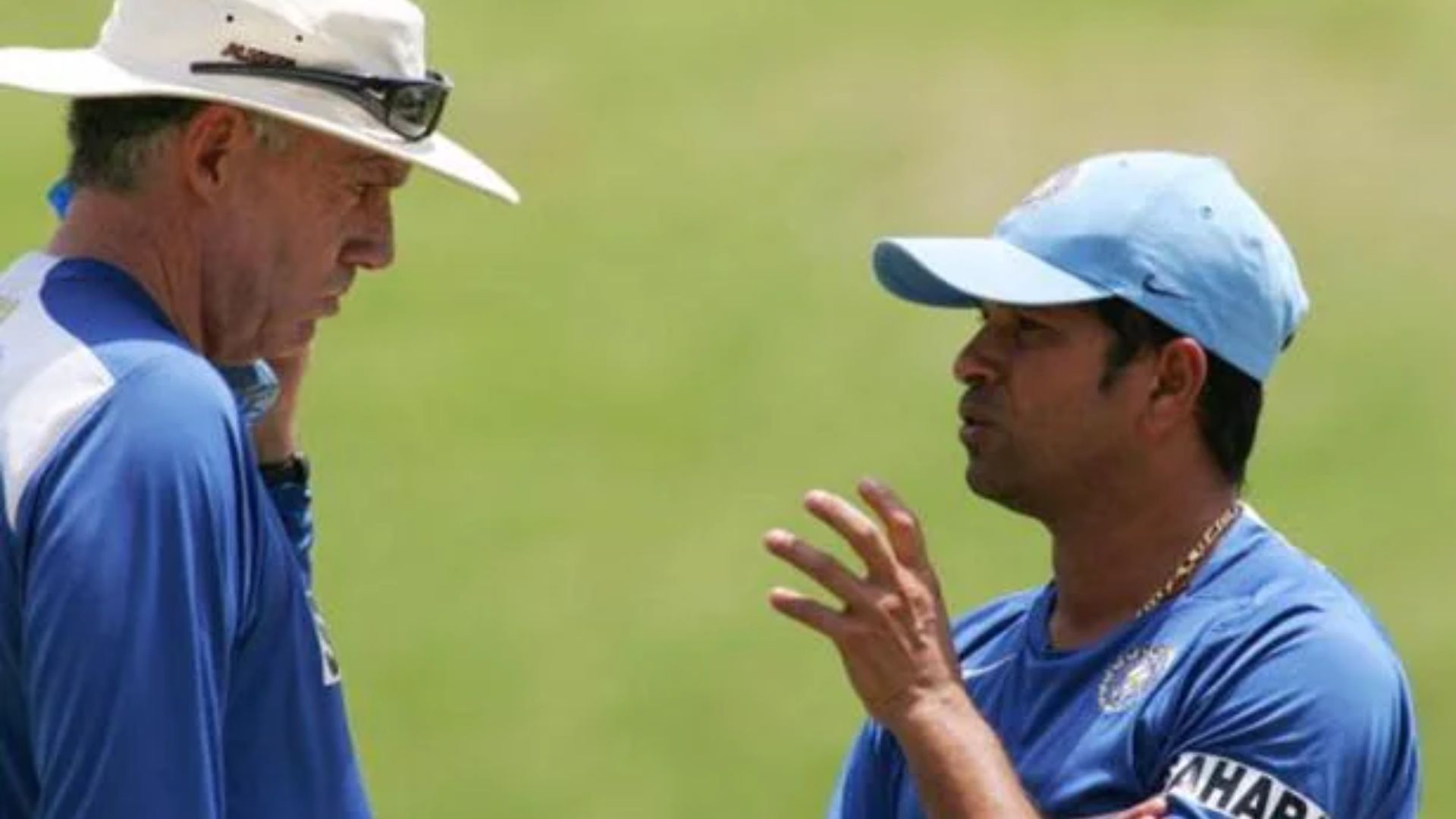 Greg Chappell (L) &amp; Sachin Tendulkar (P.C.:Twitter)