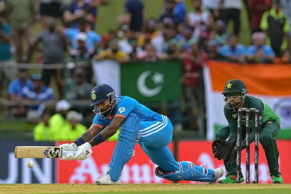 Hardik Pandya playing sweep shot vs Pakistan [Getty Images]