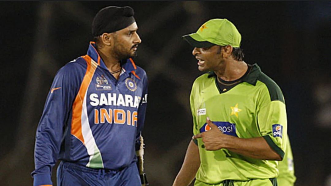 Harbhajan Singh (L) and Shoaib Akhtar having a heated conversation during Asia Cup 2010 [Getty Images]