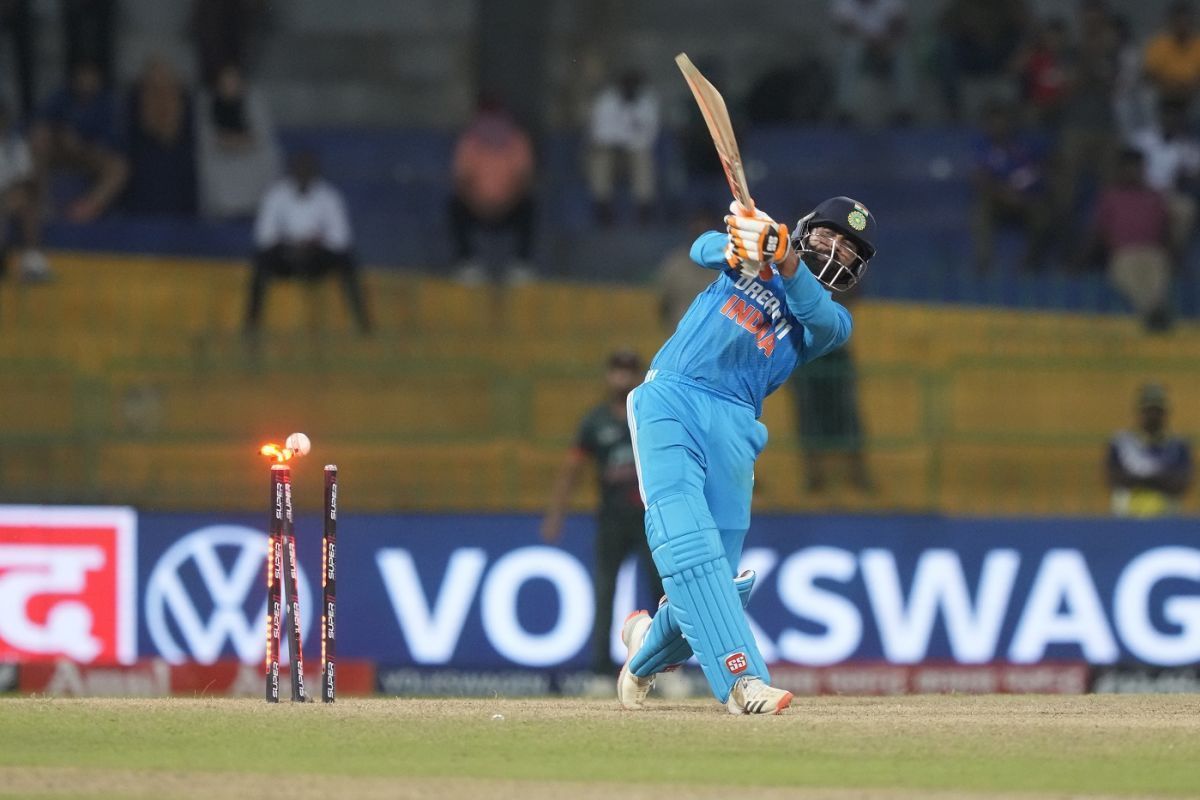 Ravindra Jadeja getting bowled vs AUS [Getty Images]