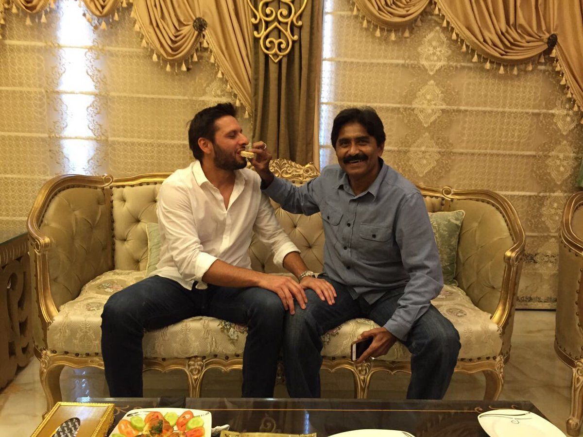 Shahid Afridi (left) and Javed Miandad (right) reportedly made up in 2016.