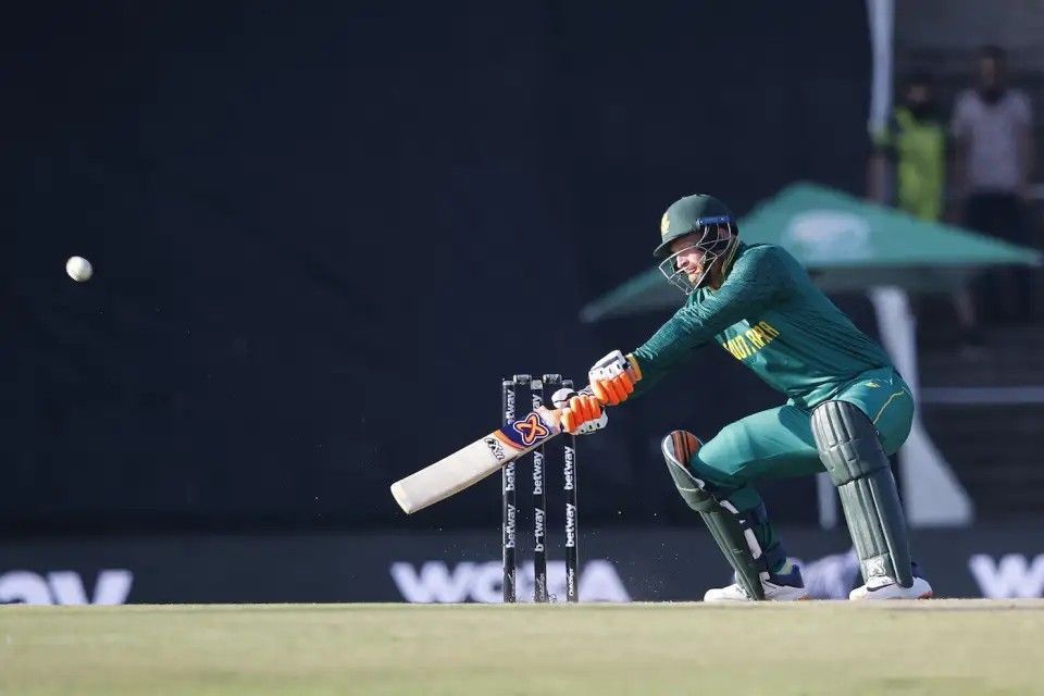 Heinrich Klaasen reaching out to a delivery vs Australia [Getty Images]