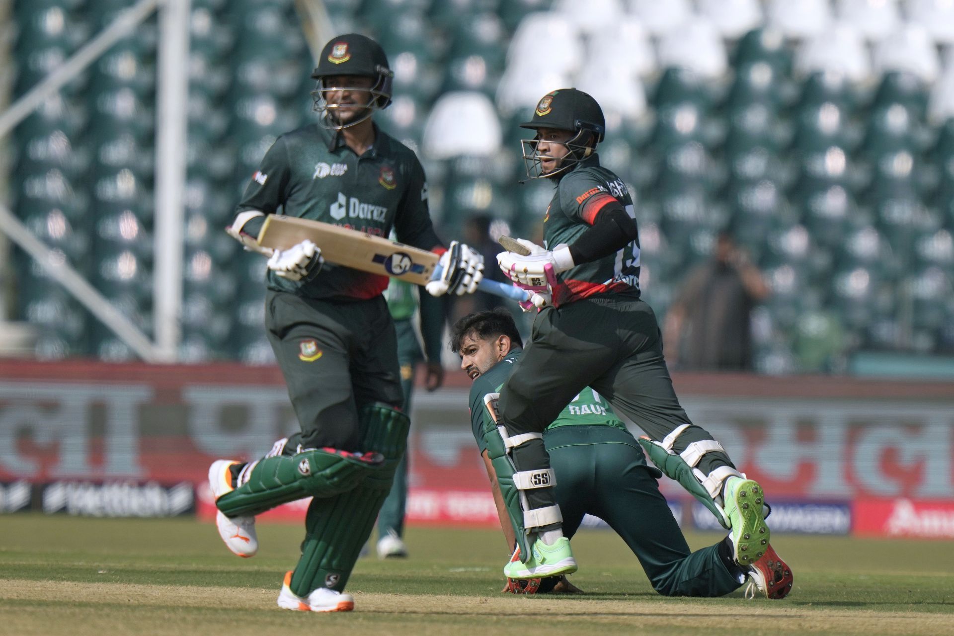 Shakib Al Hasan and Mushfiqur Rahim strung together a 100-run fifth-wicket partnership. [P/C: AP]