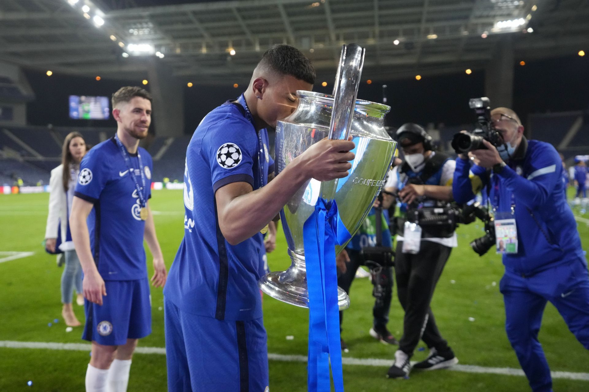 Thiago Silva finally won the Champions League with Chelsea.